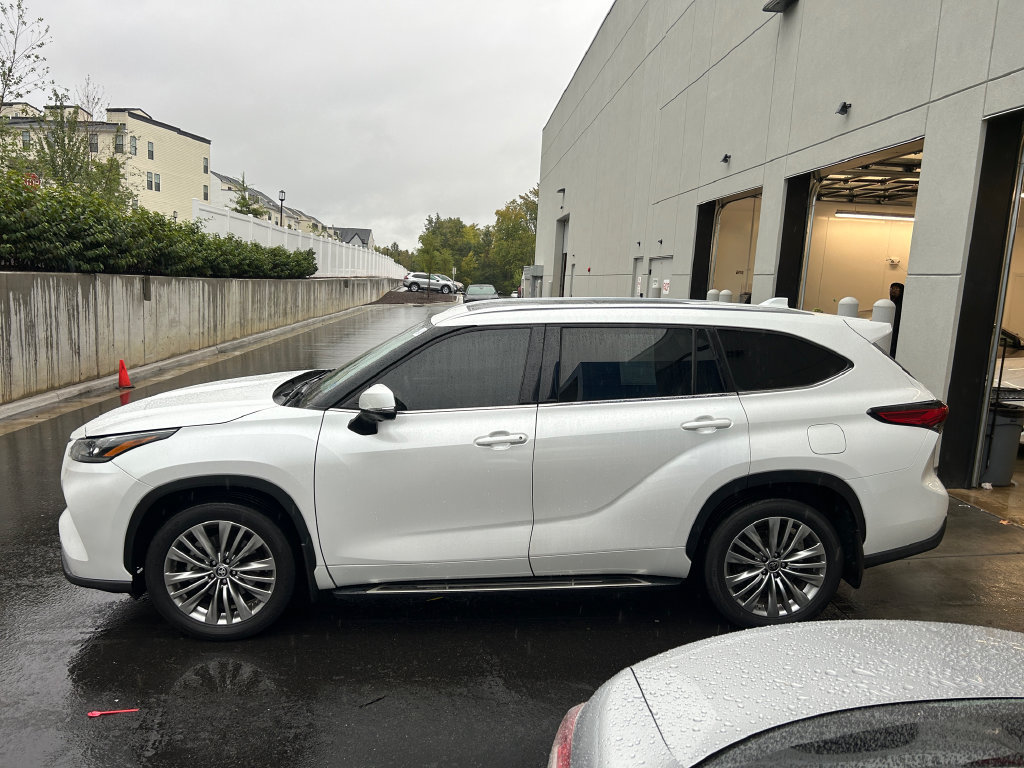 Used 2023 Toyota Highlander Platinum FWD image 2