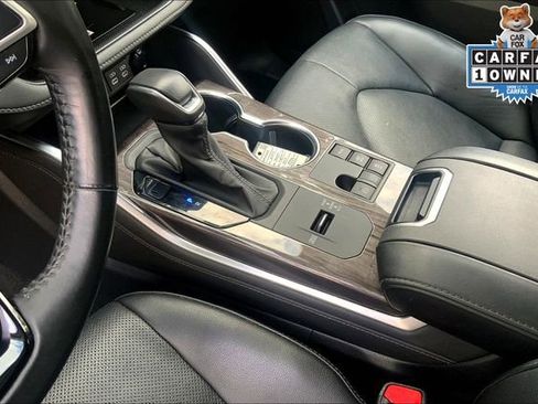 Used 2024 Toyota Highlander Platinum image 17