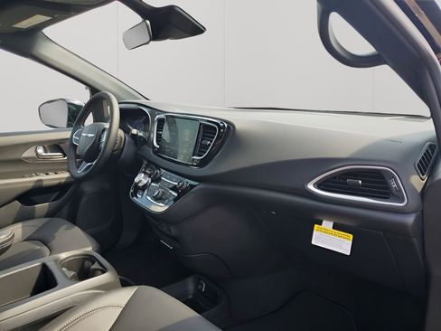 New 2026 Chrysler Voyager LX image 14