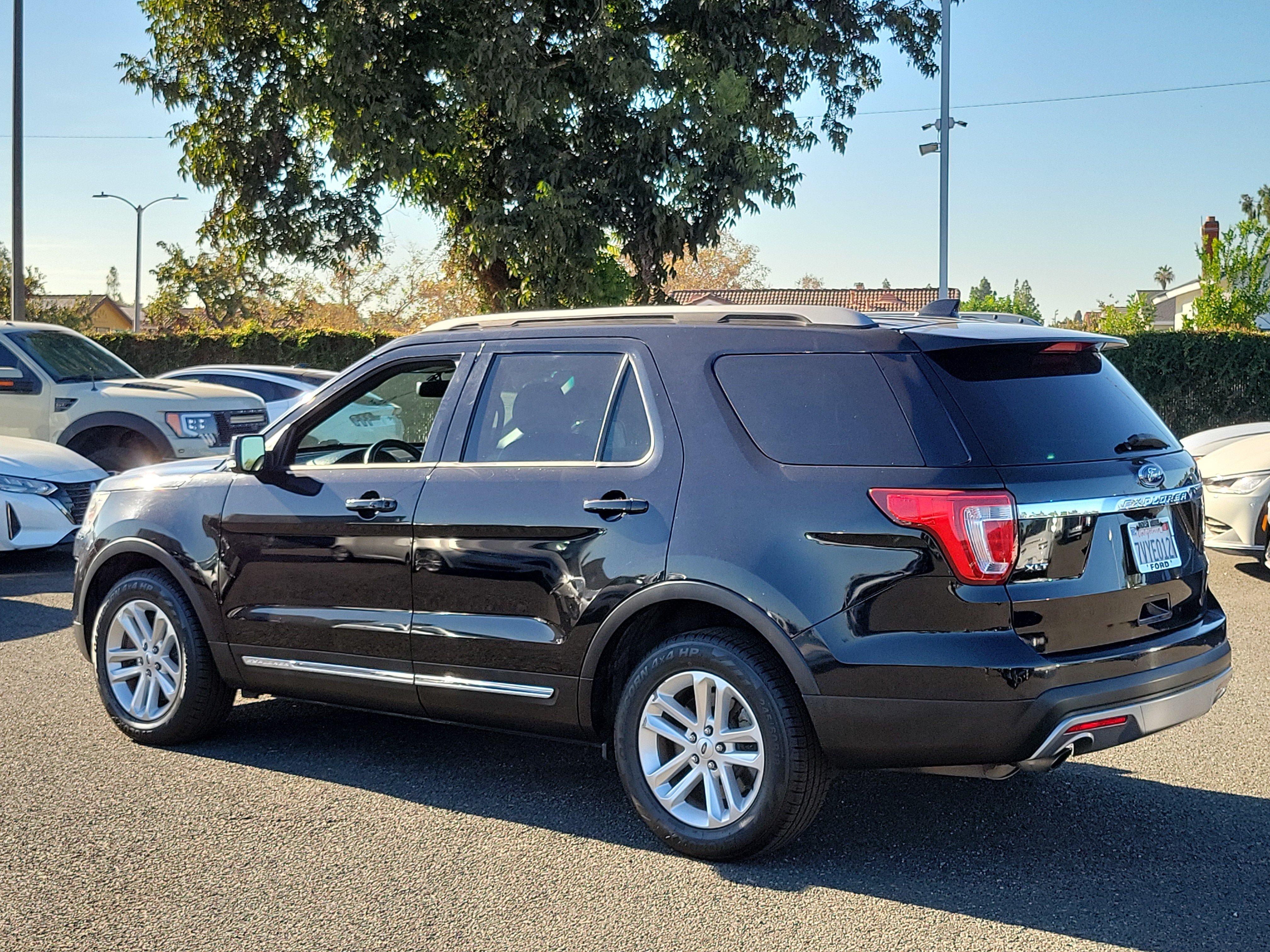 Used 2017 Ford Explorer XLT w/ Equipment Group 202A FWD image 30