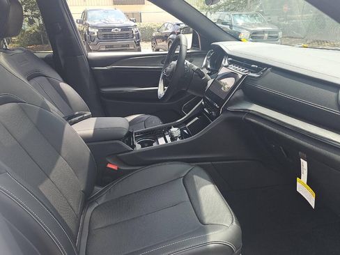 Used 2024 Jeep Grand Cherokee Overland AWD/4WD image 13