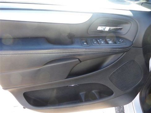 Used 2016 Dodge Grand Caravan SXT image 10