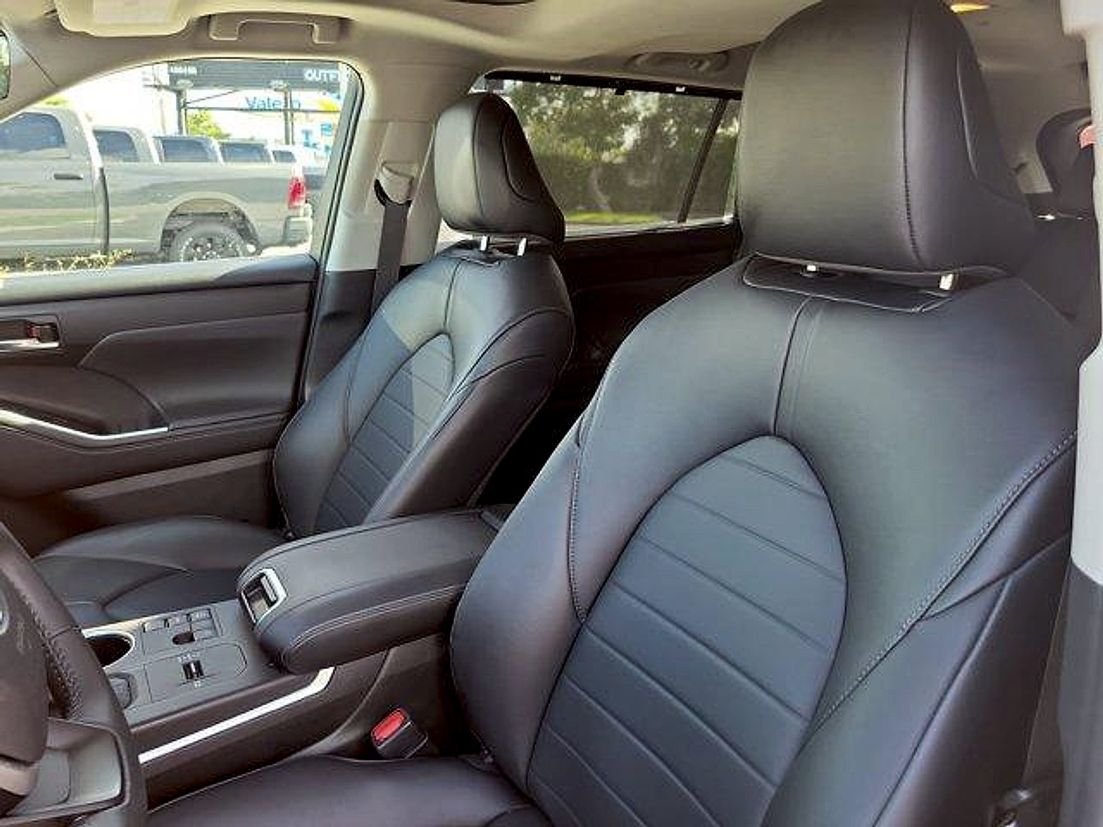 Used 2023 Toyota Highlander XLE FWD image 27