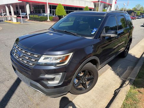 Used 2017 Ford Explorer XLT w/ Equipment Group 202A image 4