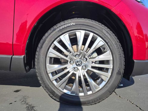 Used 2021 Toyota Venza XLE image 9