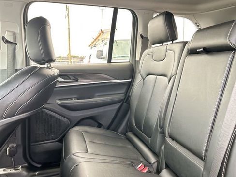 Used 2024 Jeep Grand Cherokee Limited w/ Black Appearance Package image 21