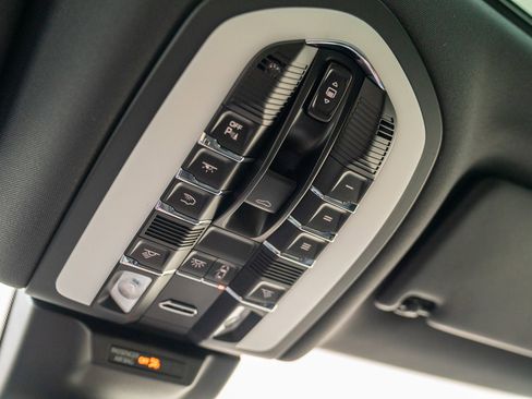 Certified 2025 Porsche Macan image 19