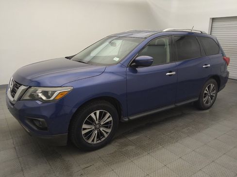 Used 2018 Nissan Pathfinder SV FWD image 2