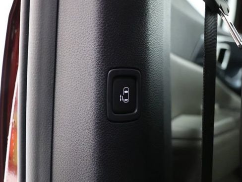 Used 2025 Kia Carnival FWD image 32