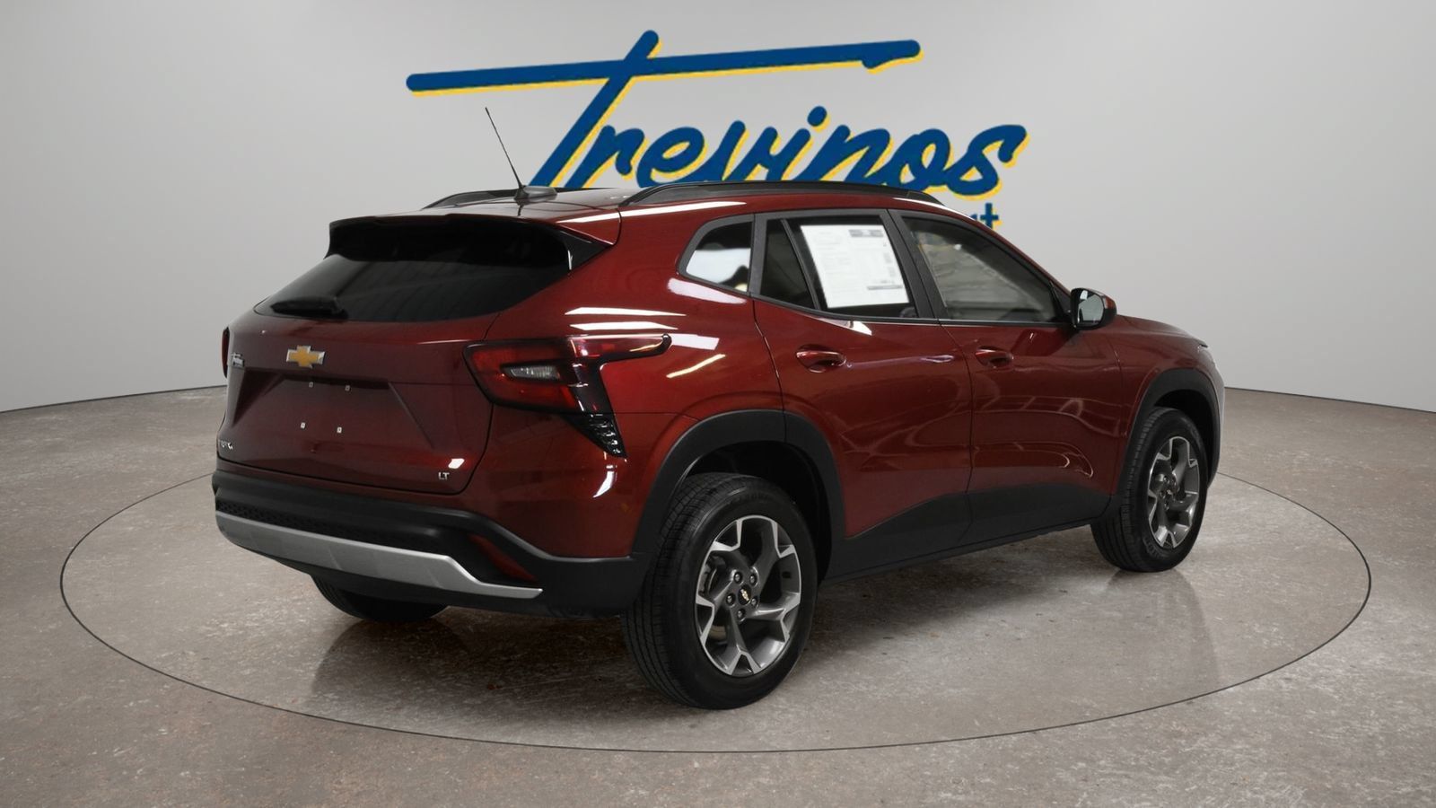Used 2025 Chevrolet Trax LT FWD image 2