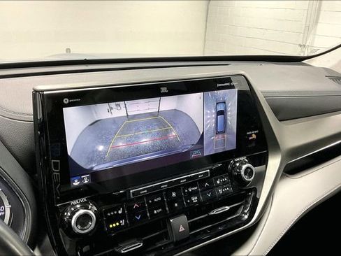 Used 2021 Toyota Highlander Limited AWD/4WD image 16