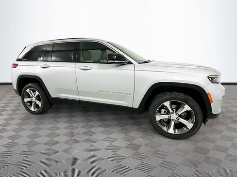 New 2025 Jeep Grand Cherokee Limited w/ Luxury Tech Group II image 3