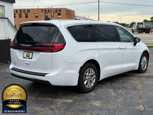 Used 2024 Chrysler Pacifica Touring-L FWD image 5