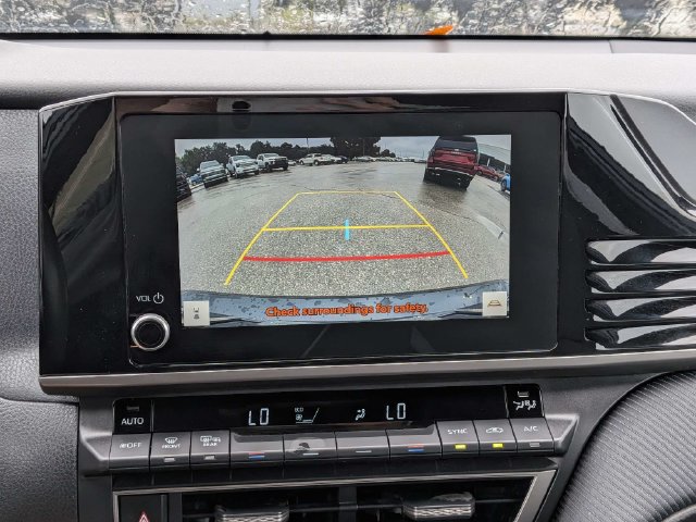 Used 2025 Toyota Camry SE FWD image 29