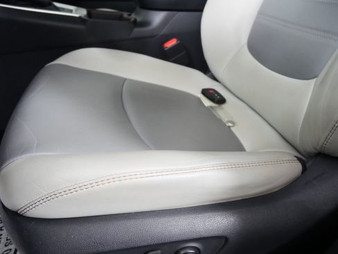 Used 2019 Toyota RAV4 Limited image 10