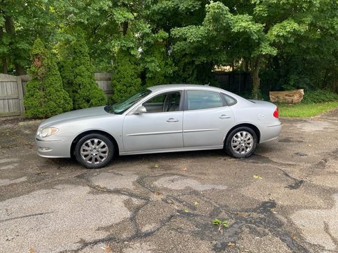 Used 2009 Buick LaCrosse CXL w/ Driver Confidence Package FWD image 2
