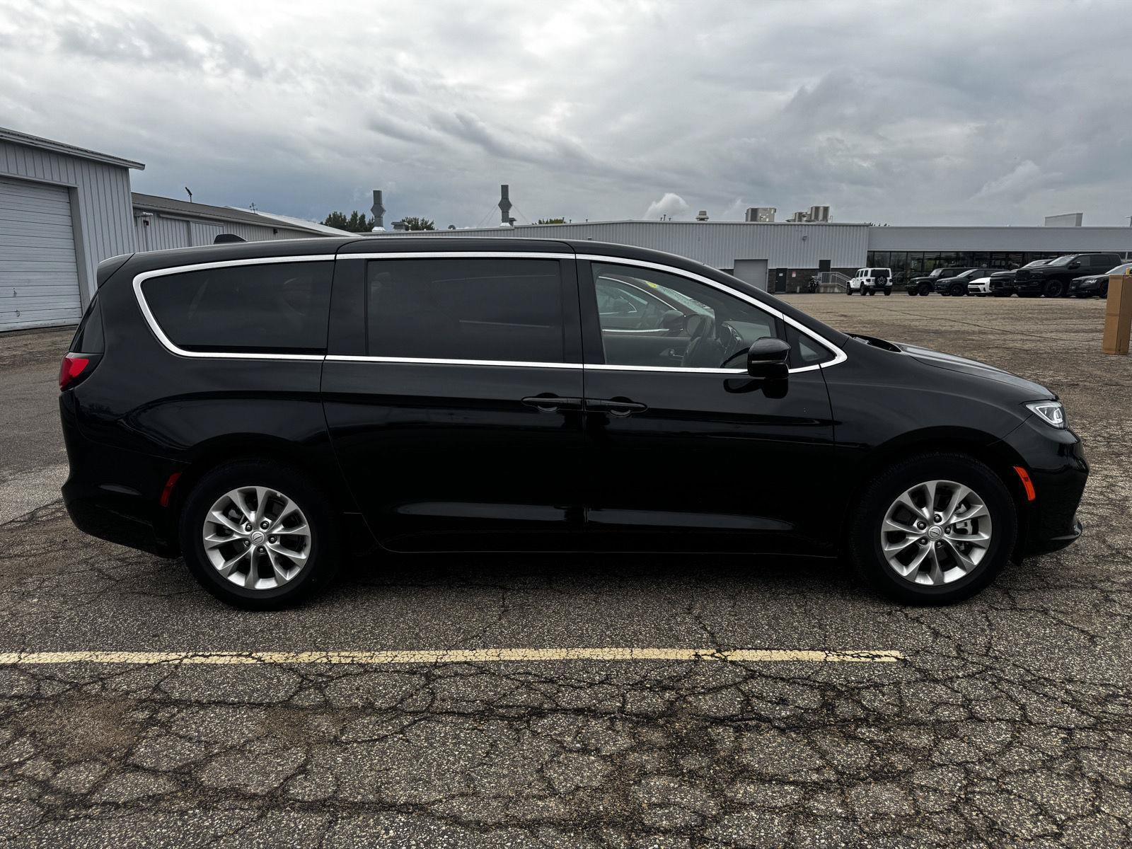 Certified 2026 Chrysler Pacifica Limited FWD image 2