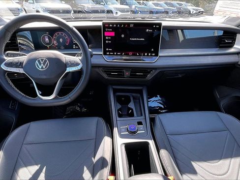 Certified 2025 Volkswagen Tiguan SE image 3