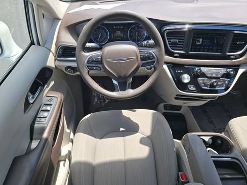 Used 2020 Chrysler Pacifica Touring FWD image 4
