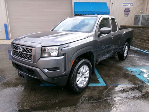 Used 2022 Nissan Frontier SV w/ Technology Package image 2