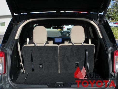 Used 2022 Ford Explorer XLT image 7