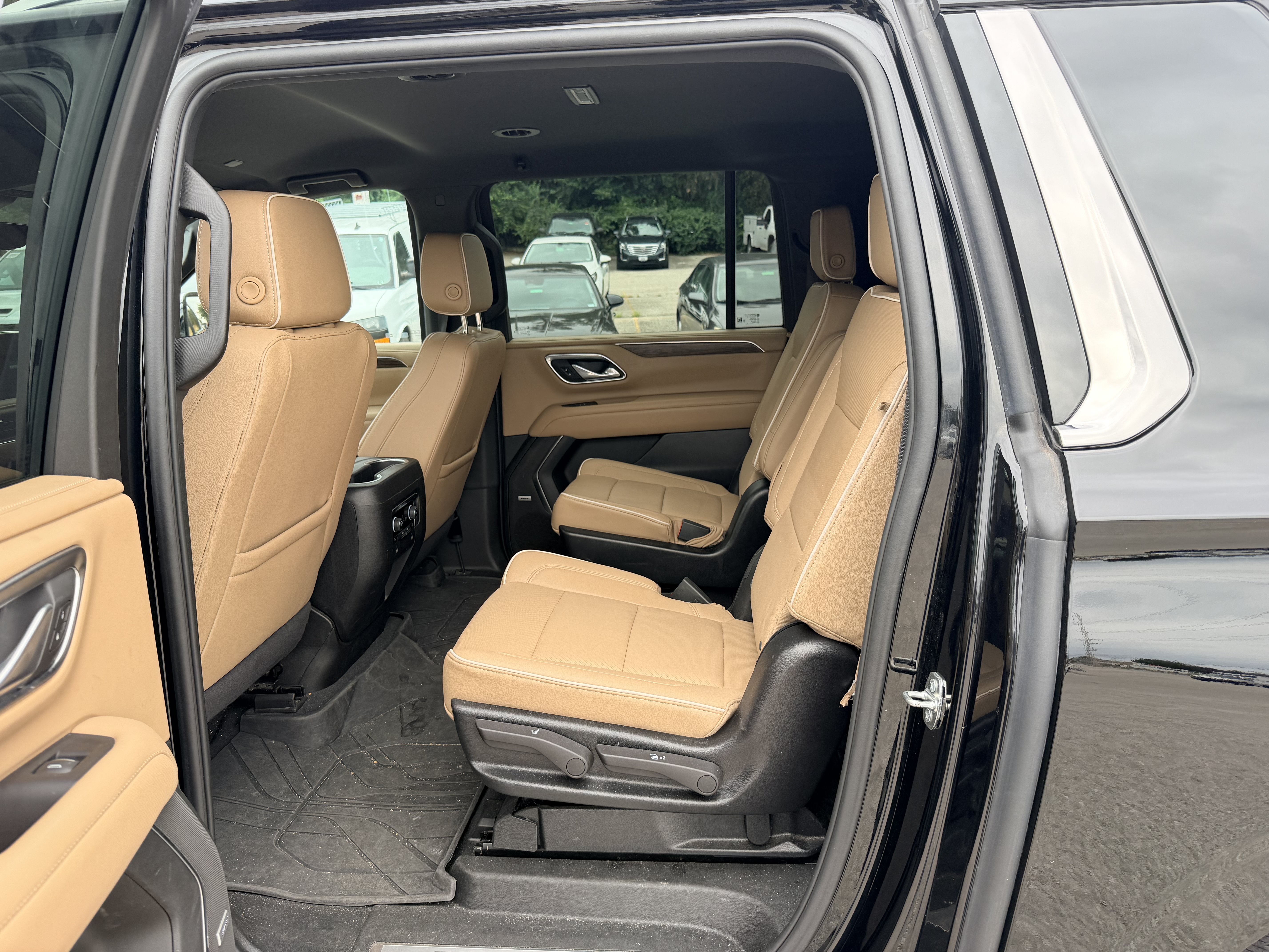Used 2024 Chevrolet Suburban Premier AWD/4WD image 10