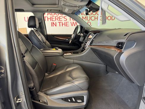 Used 2020 Cadillac Escalade Luxury w/ Escalade Sport Edition image 19