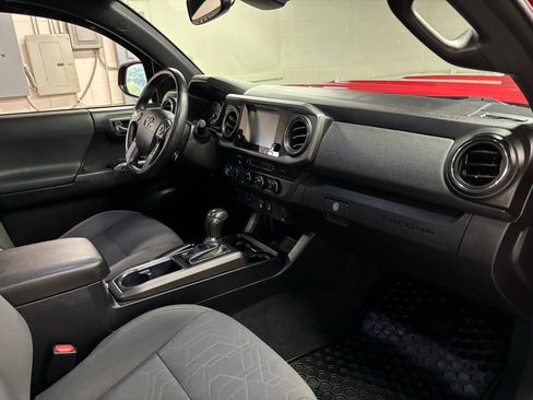 Used 2019 Toyota Tacoma TRD Sport image 8