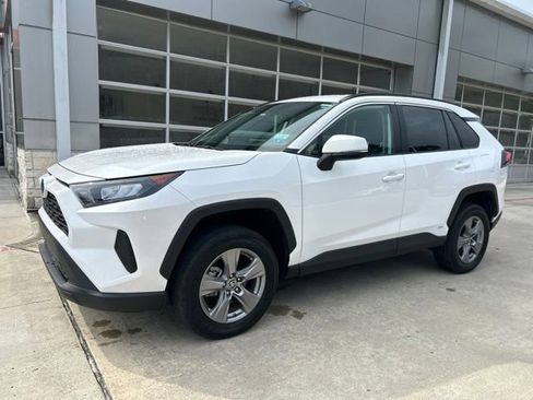 Used 2022 Toyota RAV4 LE AWD/4WD image 1