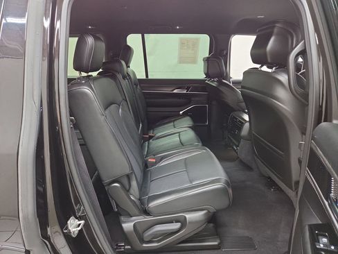 Used 2023 Jeep Wagoneer Series II AWD/4WD image 11