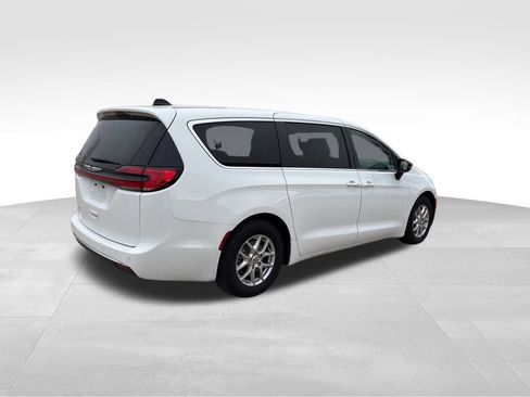 Used 2025 Chrysler Pacifica Select image 3