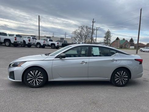 Used 2024 Nissan Altima 2.5 SV FWD image 9
