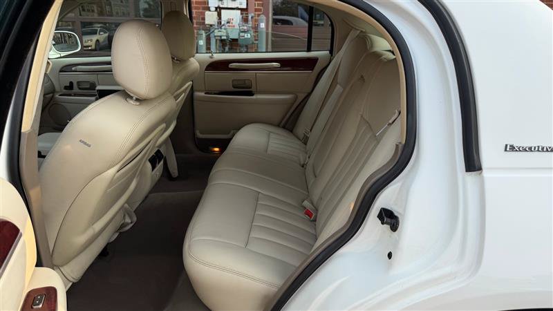 Used 2003 Lincoln Town Car Executive RWD image 16