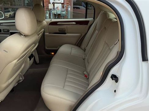 Used 2003 Lincoln Town Car Executive RWD image 16