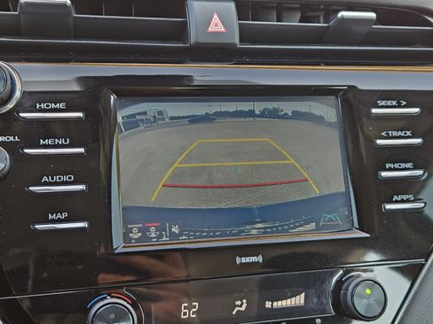 Used 2020 Toyota Camry SE w/ Convenience Package FWD image 16