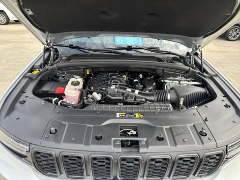 Used 2023 Jeep Grand Cherokee L Laredo image 18