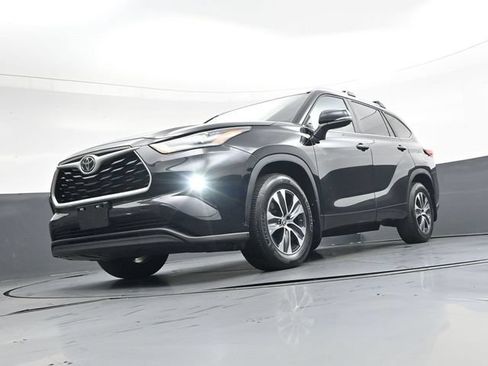 Used 2023 Toyota Highlander XLE AWD/4WD image 36