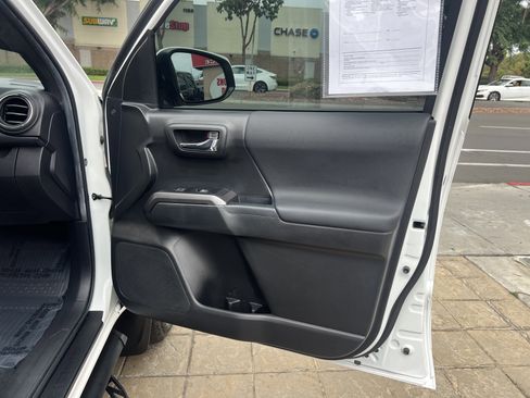 Used 2022 Toyota Tacoma TRD Off-Road w/ Technology Package image 32