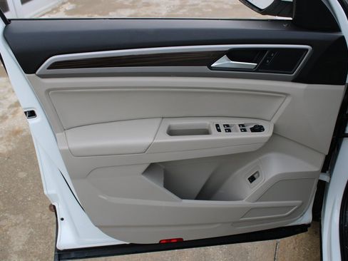 Certified 2021 Volkswagen Atlas SE image 7