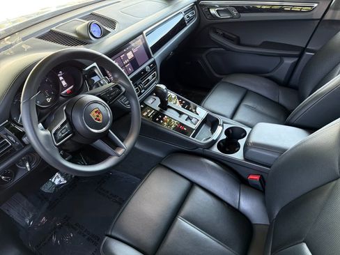 Certified 2025 Porsche Macan AWD/4WD image 4