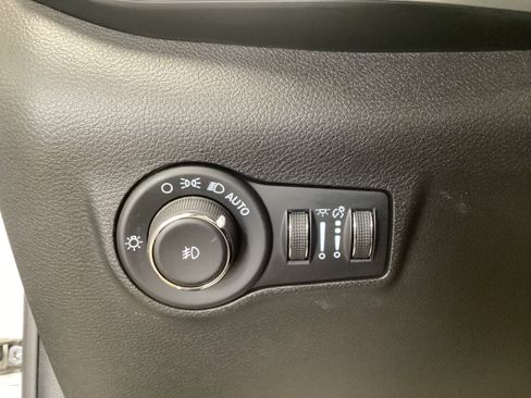 Used 2024 Jeep Compass Latitude w/ Sun and Sound Group AWD/4WD image 19