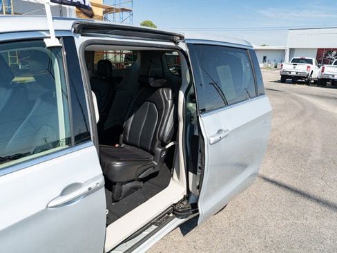 Used 2023 Chrysler Pacifica Touring-L FWD image 13