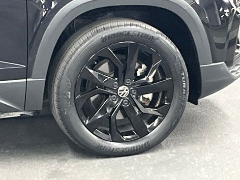 Certified 2022 Volkswagen Taos SE w/ Panoramic Sunroof Package image 39