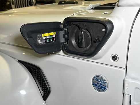 Used 2022 Jeep Wrangler Unlimited Sahara w/ Cold Weather Group image 17