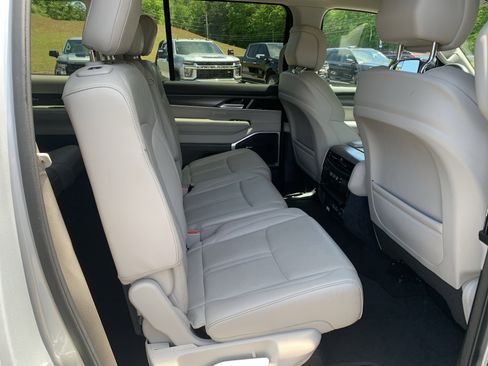 Used 2024 Jeep Wagoneer L Series II w/ Flexible Seating Group AWD/4WD image 39