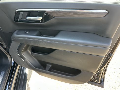 Certified 2025 Chevrolet Suburban LT RWD image 15