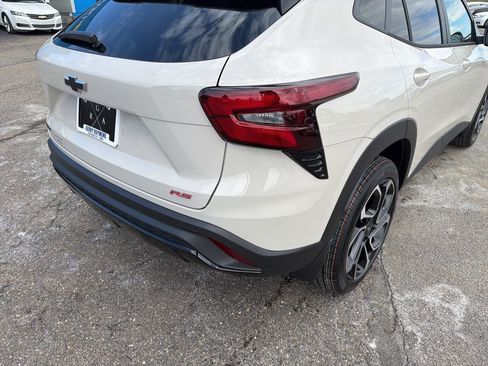 New 2026 Chevrolet Trax RS w/ Sunroof Package FWD image 7