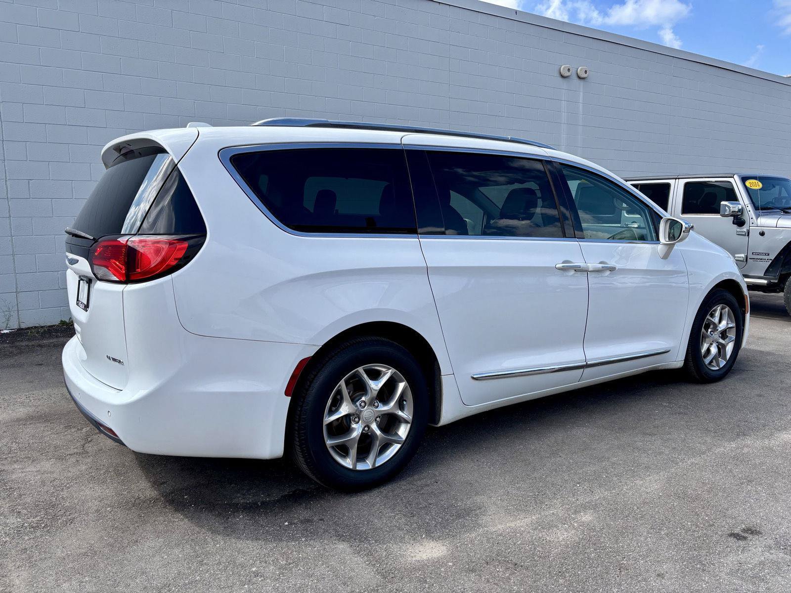 Used 2018 Chrysler Pacifica Limited FWD image 6