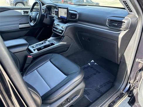 Used 2022 Ford Explorer XLT w/ Equipment Group 202A image 16