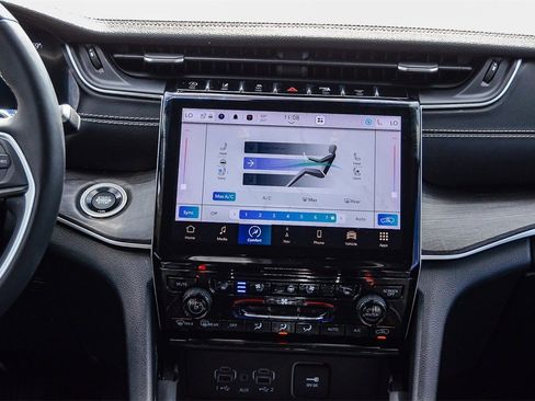 Used 2023 Jeep Grand Cherokee Limited w/ Luxury Tech Group II image 14